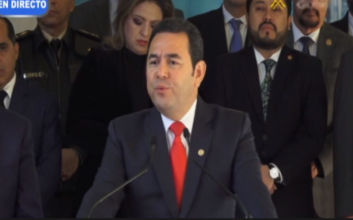Jimmy Morales en conferencia de prensa junto a sus ministros. (Foto Prensa Libre: Tomada del Canal de Gobierno).