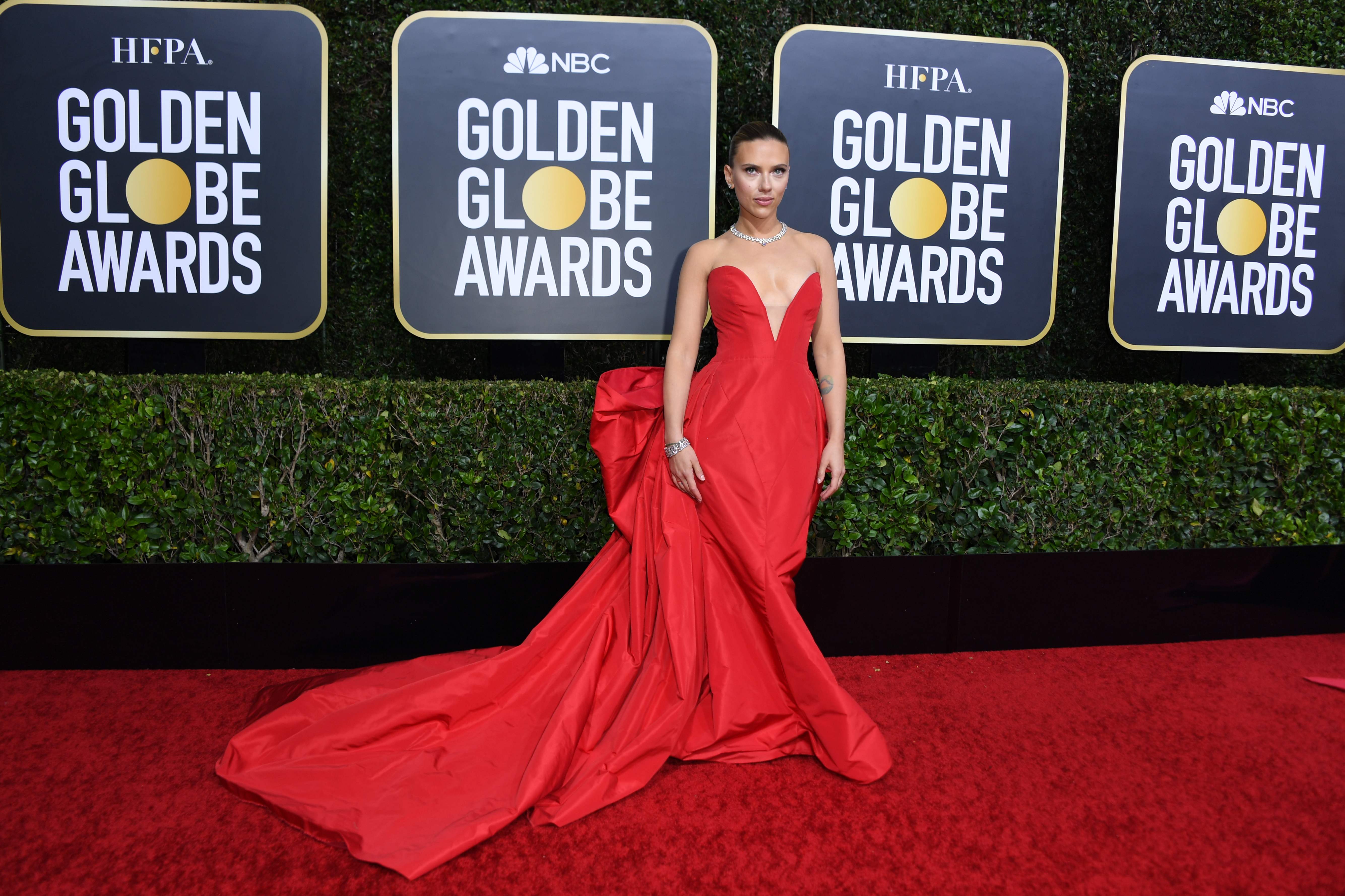 Scarlett Johansson, protagonista de la película Marriage Story, destacó por su elegante vestido rojo. (Foto Prensa Libre: EFE). 