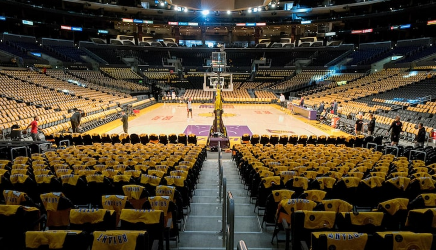 Cada asiento del Staple Center tiene una camiseta con el nombre de Kobe para el partido Lakers vs Trail Blazers. (Foto Prensa Libre: Redes)