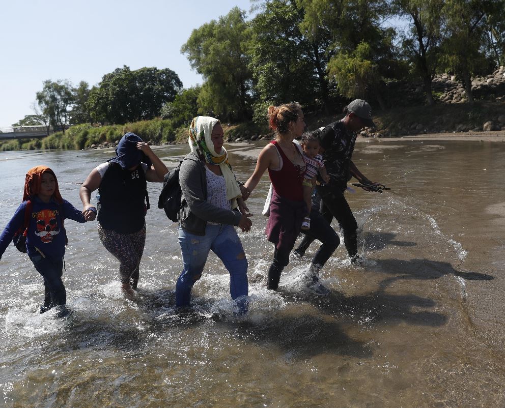 Mujeres hondureñas con sus hijos cruzan la frontera entre Guatemala y México. (Foto Prensa Libre: EFE).  