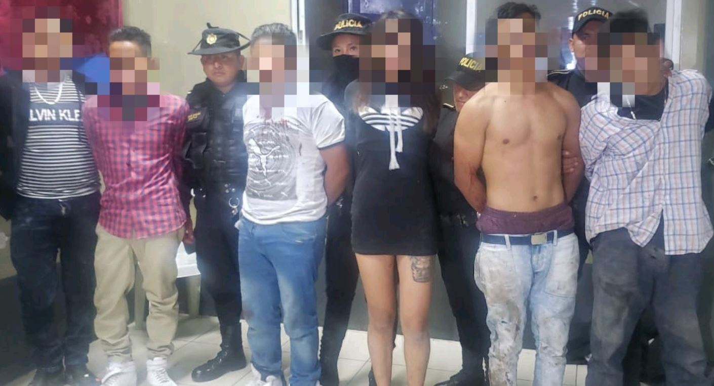 Los cinco presuntos delincuentes que pretendían cometer una masacre en una discoteca en Jalapa. (Foto Prensa Libre: PNC).