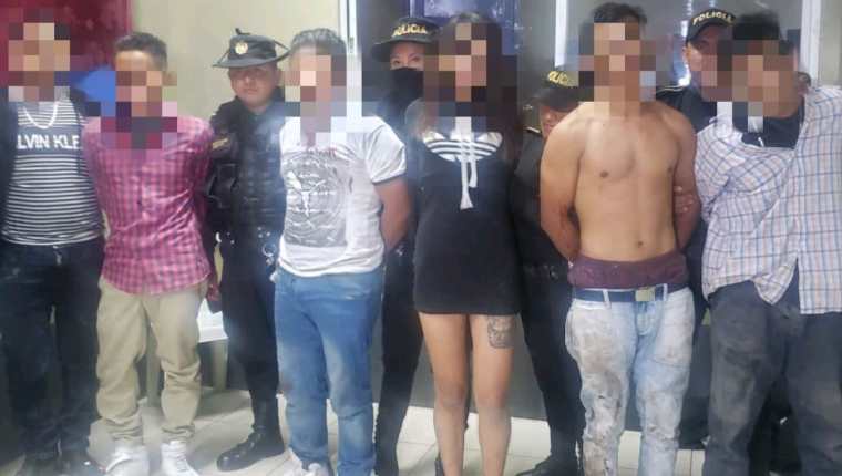 Los cinco presuntos delincuentes que pretendían cometer una masacre en una discoteca en Jalapa. (Foto Prensa Libre: PNC).