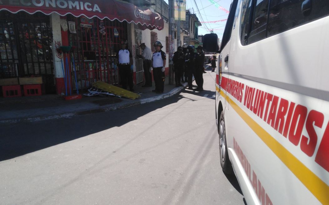 Lugar donde murió baleada una mujer en Villa Hermosa II, San Miguel Petapa. (Foto Prensa Libre: Bomberos Voluntarios). 
