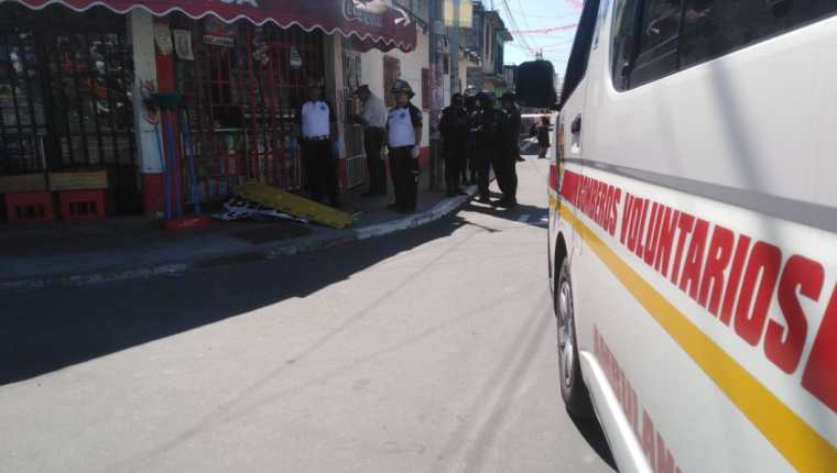Lugar donde murió baleada una mujer en Villa Hermosa II, San Miguel Petapa. (Foto Prensa Libre: Bomberos Voluntarios). 