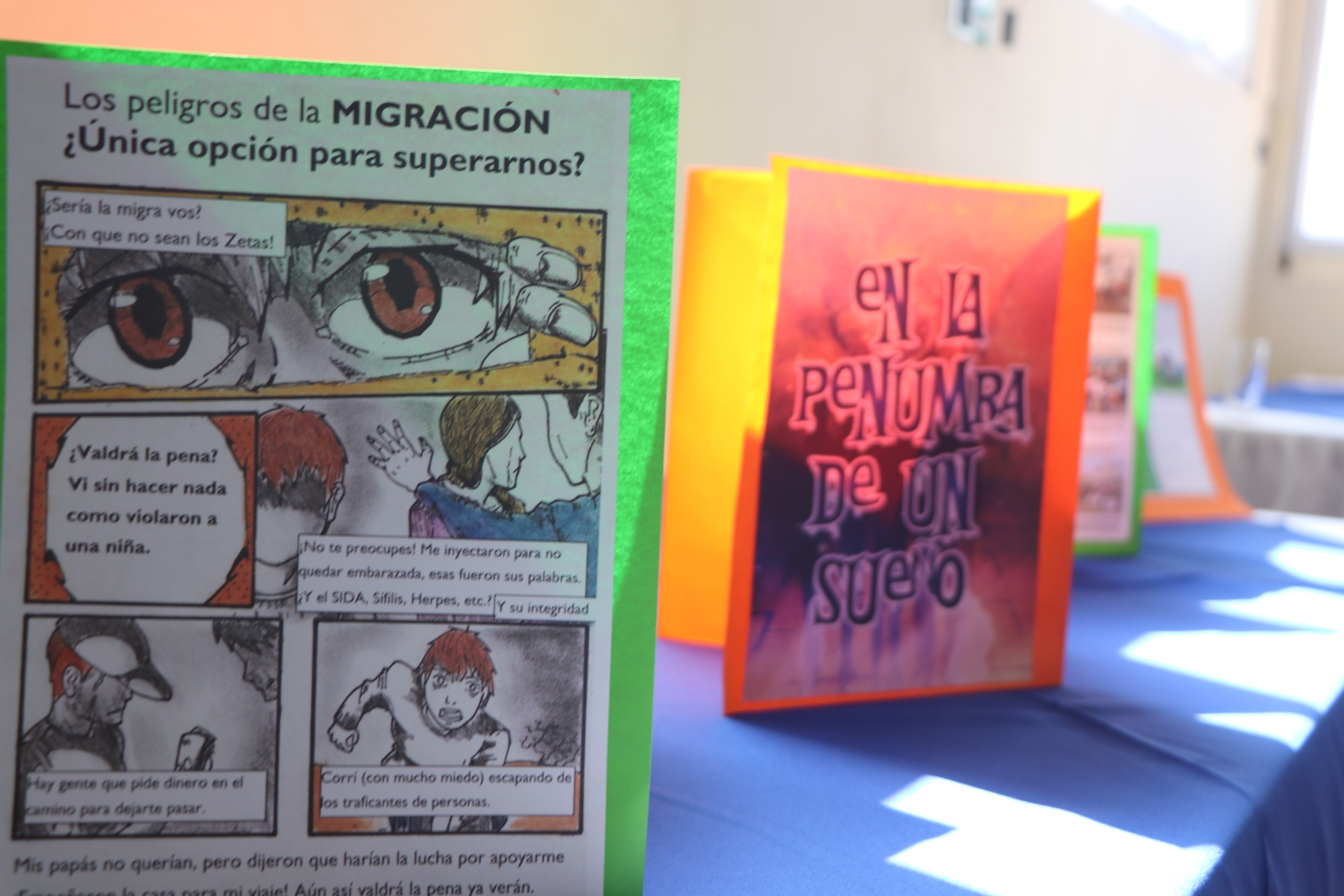 Los jóvenes entregaron los proyectos donde utilizaron diferentes técnicas para la ilustración. (Foto Prensa Libre: Raúl Juárez)