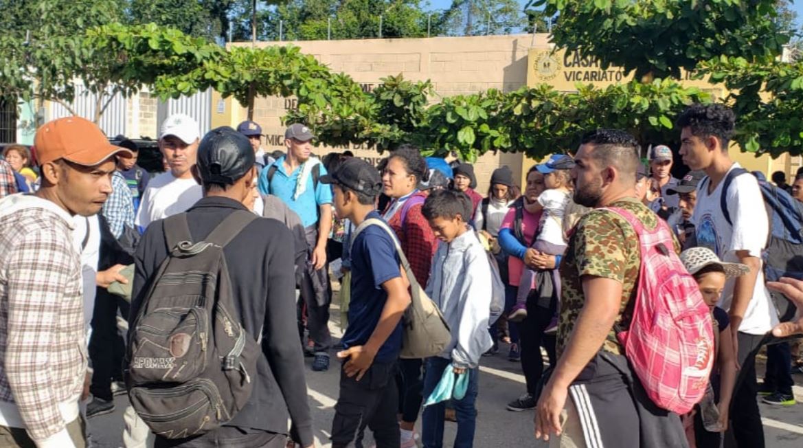 Grupo de migrantes hondureños se moviliza por Petén para llegar a México. (Foto Prensa Libre: Red Migrante GT). 