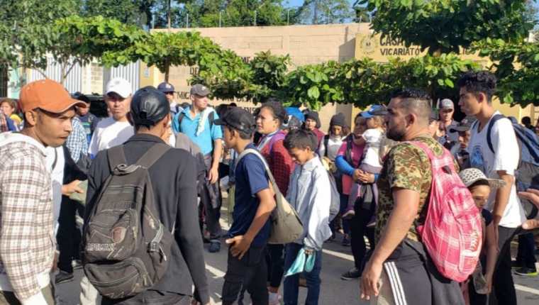 Grupo de migrantes hondureños se moviliza por Petén para llegar a México. (Foto Prensa Libre: Red Migrante GT). 