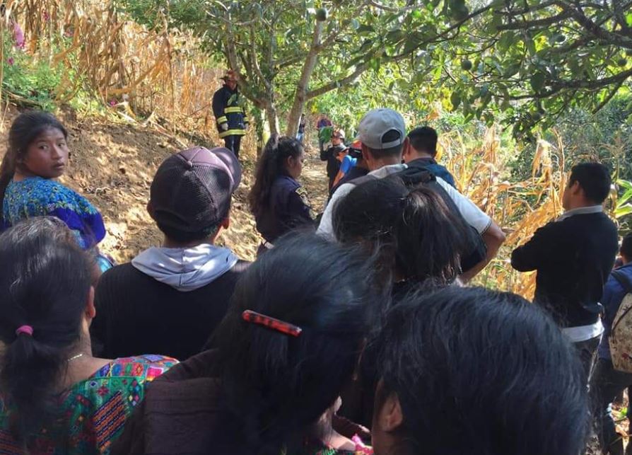 Curiosos y autoridades permanecen en lugar donde fue encontrado el cadáver de una mujer en San Juan Comalapa. (Foto Prensa Libre: Víctor Chamalé). 