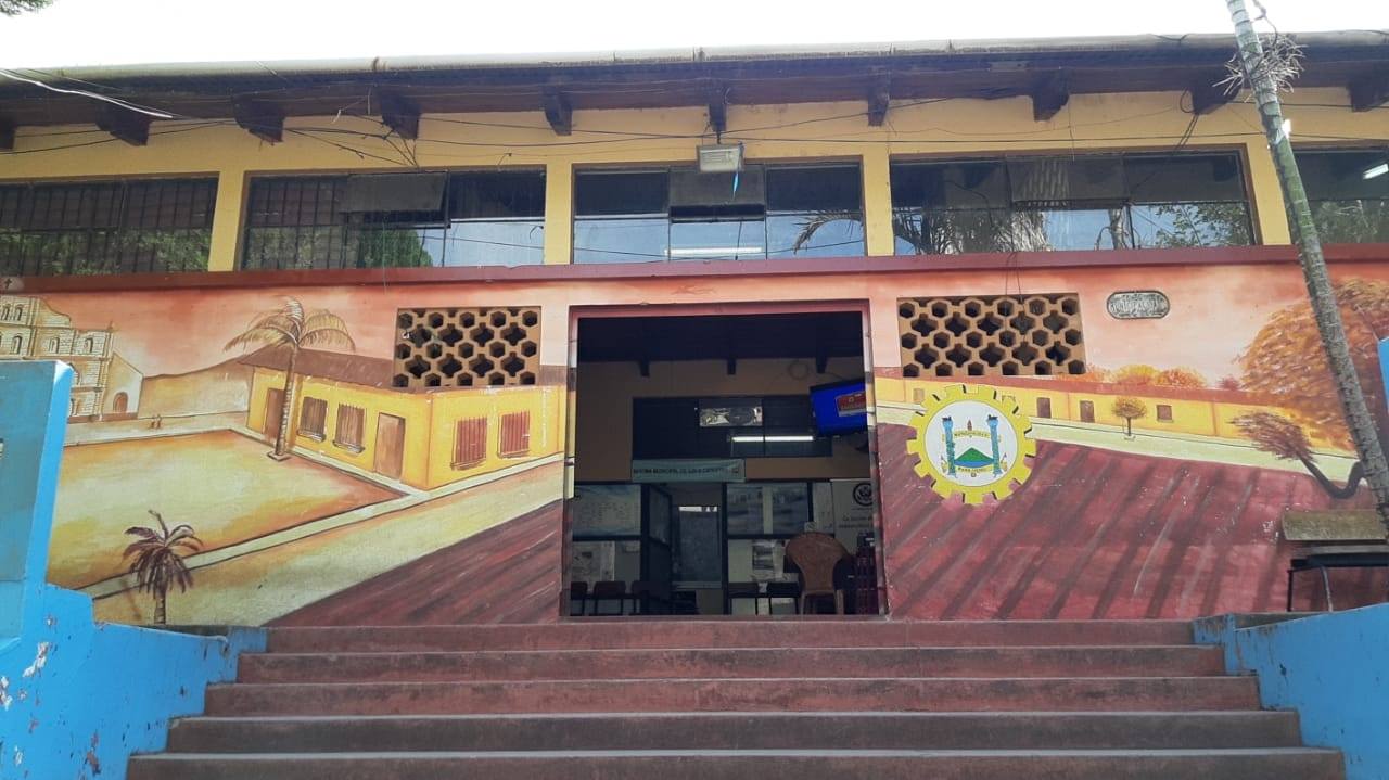 La Municipalidad de Panajachel gastó unos Q46 mil en cambiar el mobiliario y remozar el despacho del alcalde. (Foto Prensa Libre: Noticias Sololá) 