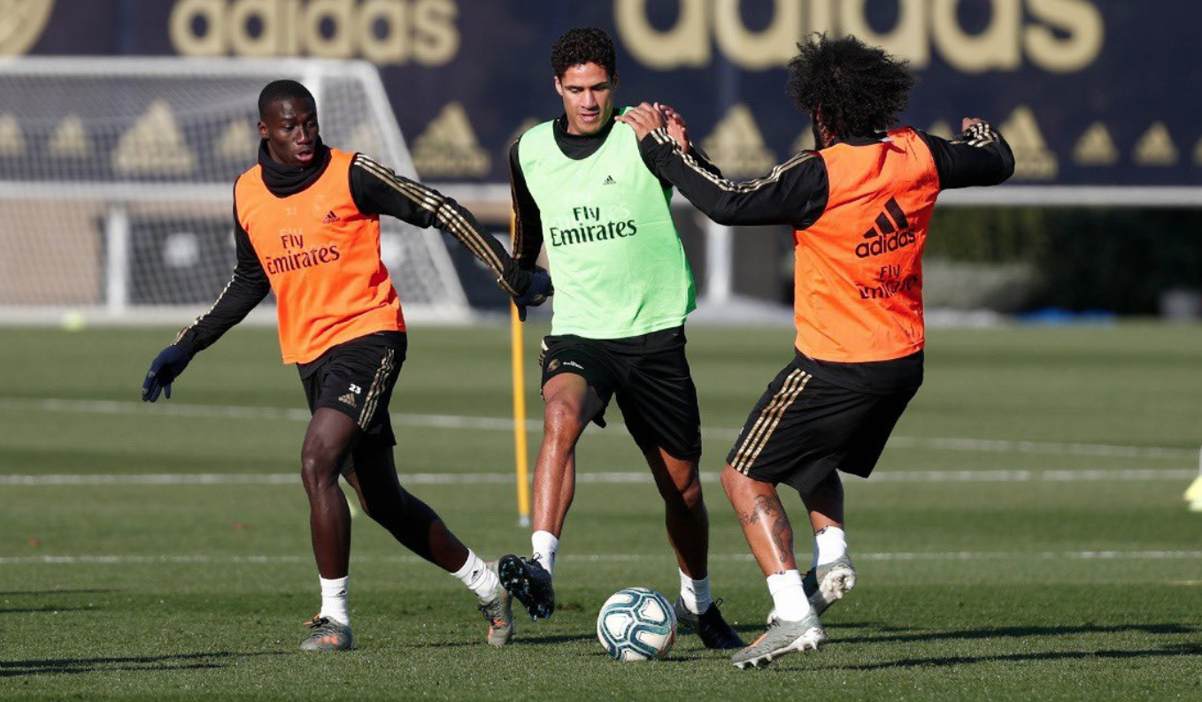 El lateral brasileño Marcelo ya trabaja tranquilo con el grupo en el Real Madrid. (Foto Prensa Libre: Twitter Real Madrid)