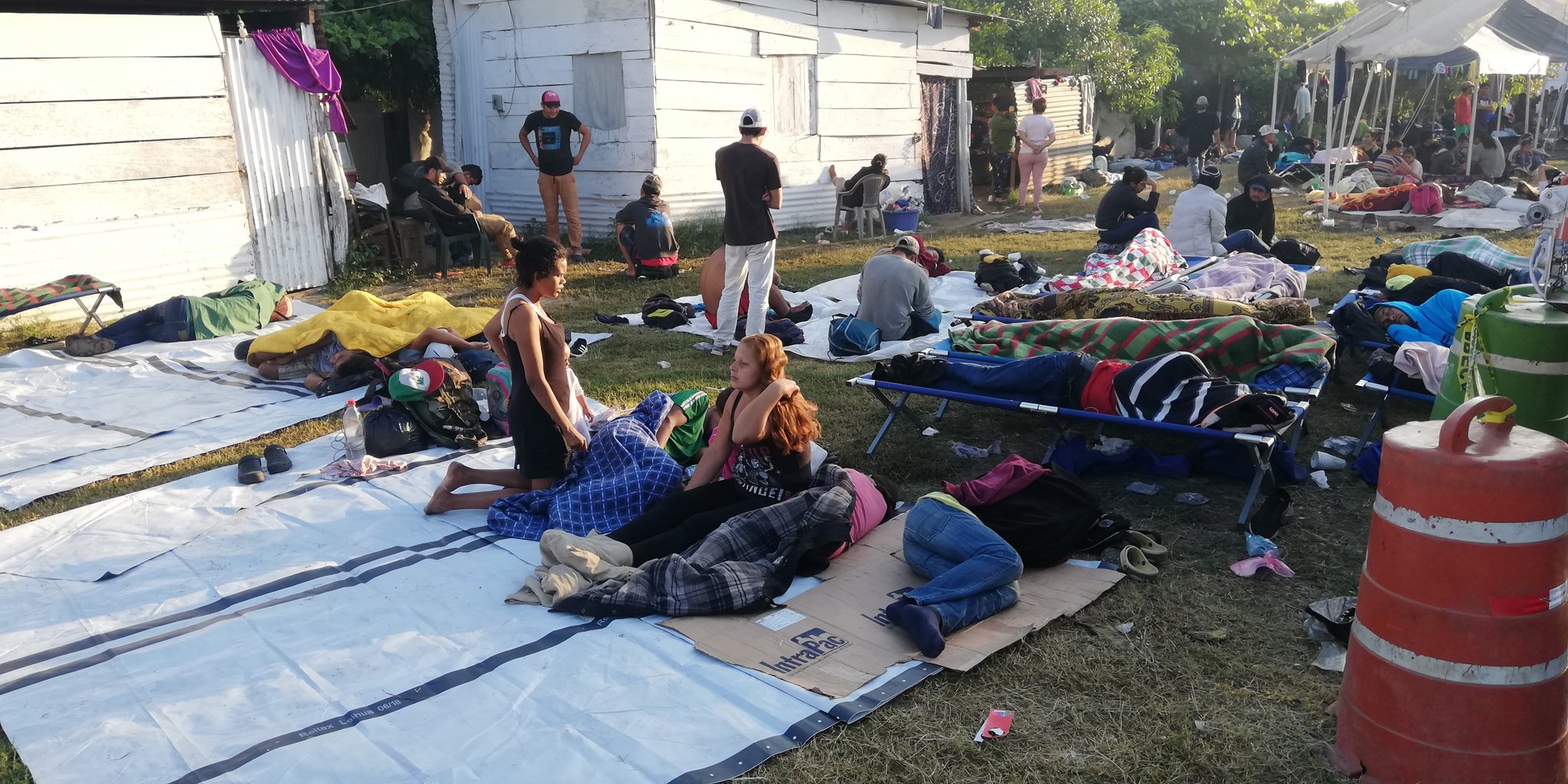 Migrantes hondureños esperan impacientes por pasar a México desde Tecún Umán, San Marcos. (Foto Prensa Libre: Mynor Toc)