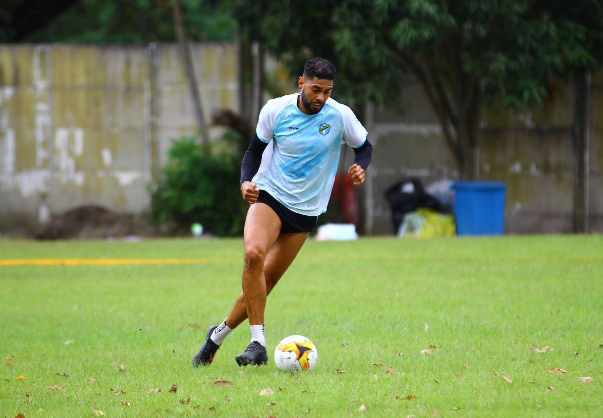 El defensa Allan Miranda es una de las apuestas del técnico Mauricio Tapia. (Foto Prensa Libre: Luis López)