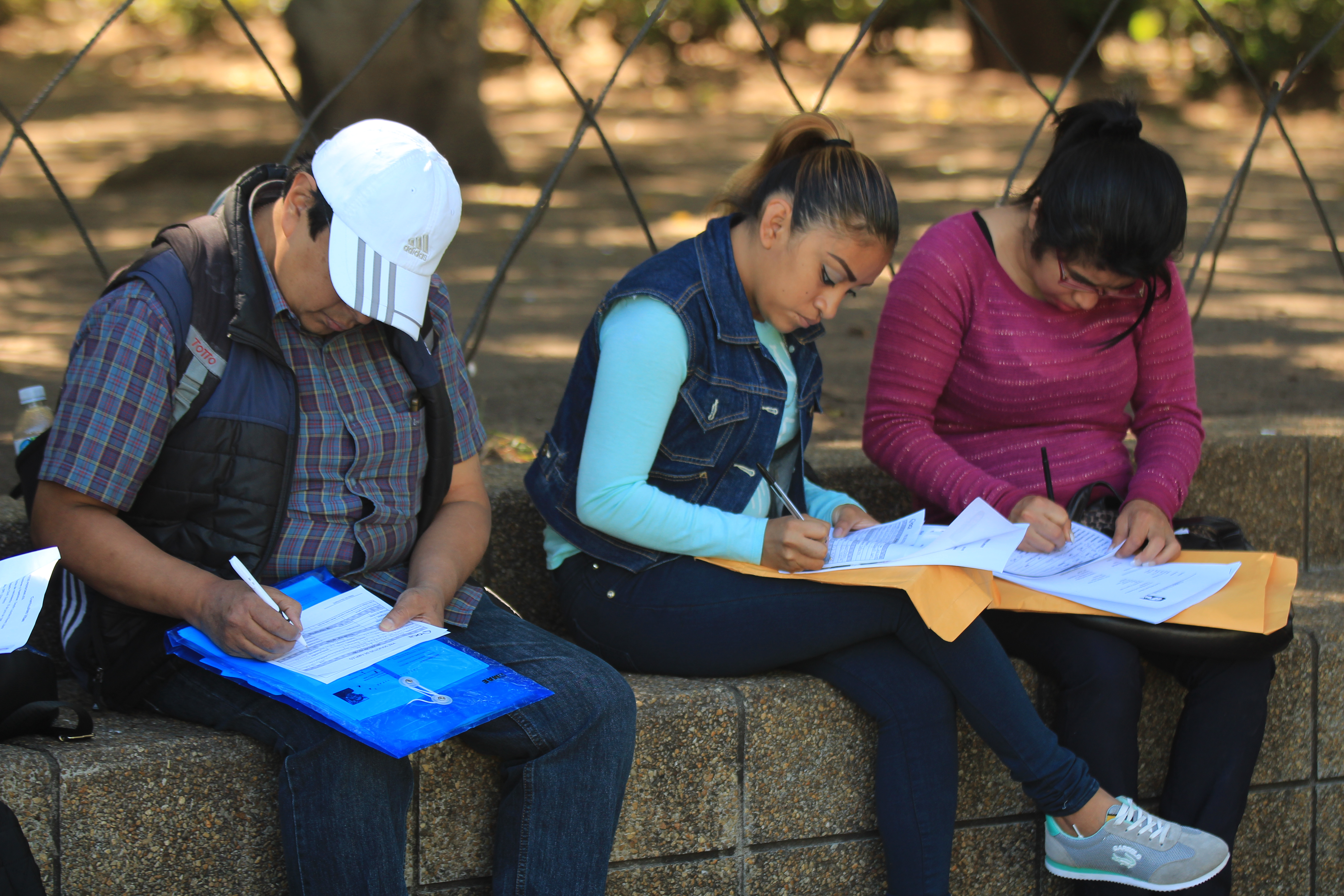 Algunas de las recomendaciones para los candidatos que asisten a una feria de empleo son llegar con suficiente tiempo y una Hoja de Vida breve. (Foto Prensa Libre: Byron García)