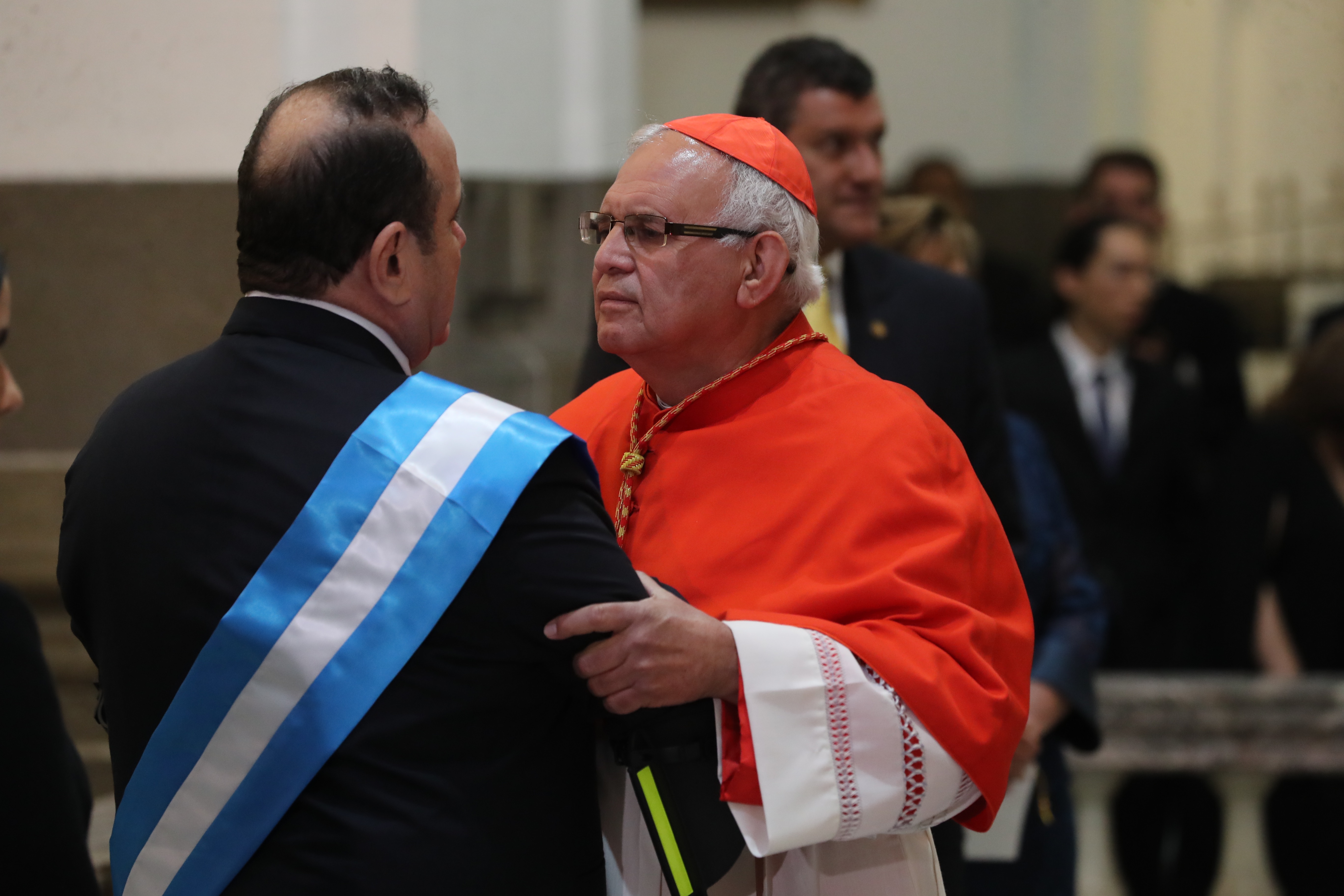 El cardenal Álvaro Ramazzini saluda al presidente Giammamttei, durante el tedeum el día que el mandatario asumió el cargo. (Foto Prensa Libre: Hemeroteca PL)
