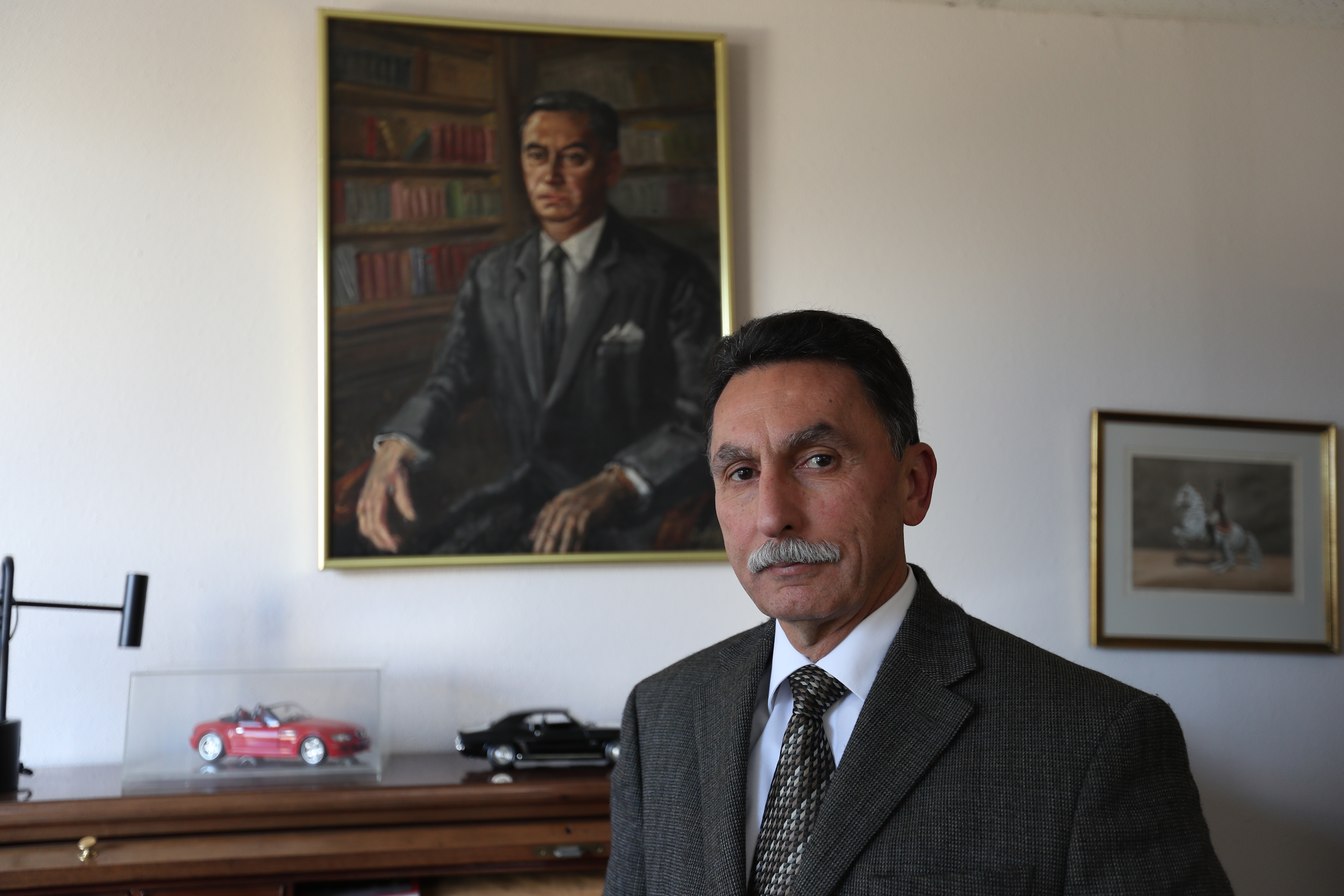 El autor de Historia verdadera de la quema de la embajada española, en su despacho. (Foto Prensa Libre: Alejandro Ortiz)