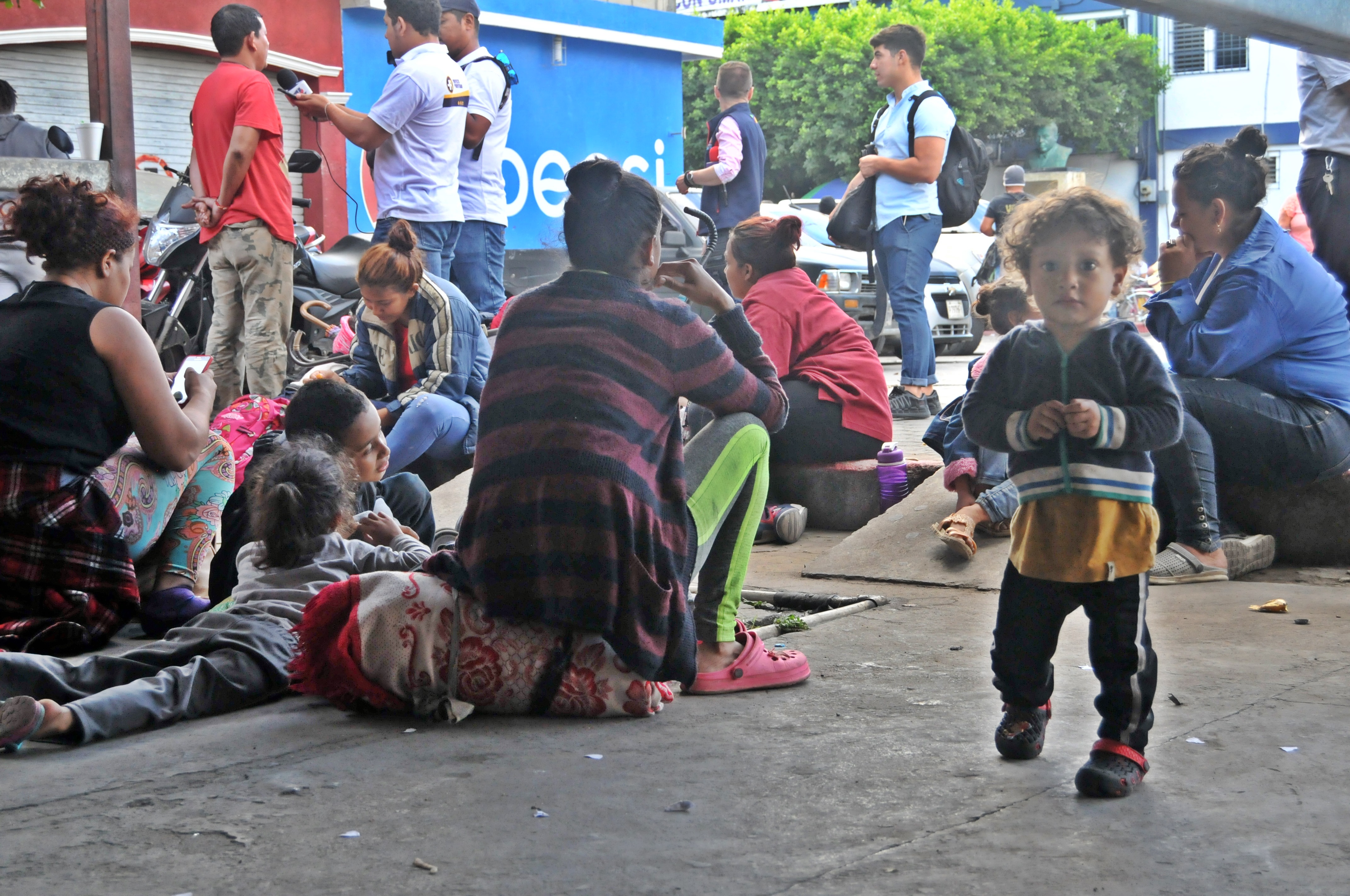 Migrantes hondureños comienzan a reunirse en Tecún Umán para pasar la frontera entre Guatemala y México. (Foto Prensa Libre: Alex Coyoy).