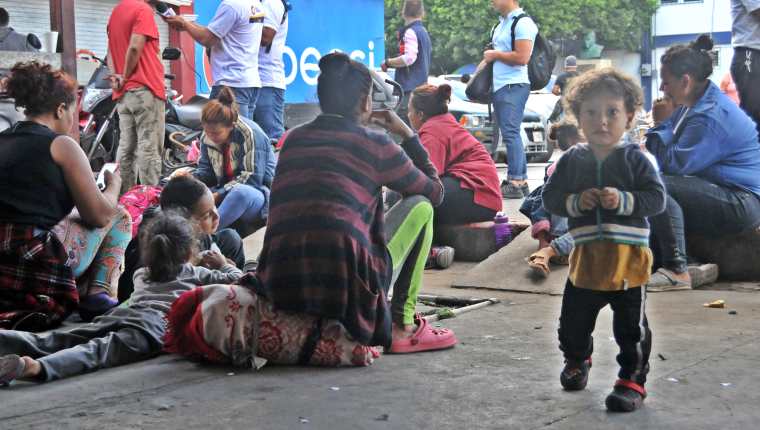 Migrantes hondureños comienzan a reunirse en Tecún Umán para pasar la frontera entre Guatemala y México. (Foto Prensa Libre: Alex Coyoy).