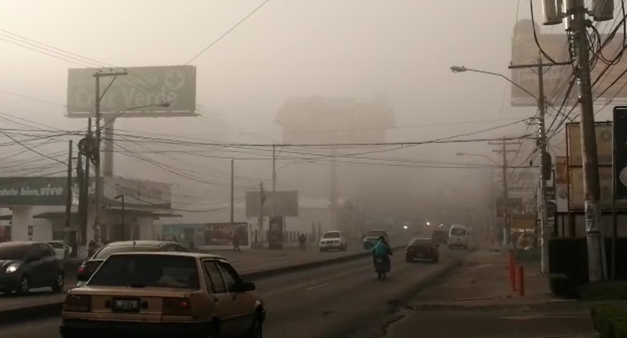 En la Avenida Las Américas es frecuente la presencia de niebla. (Foto Prensa Libre: María Longo) 