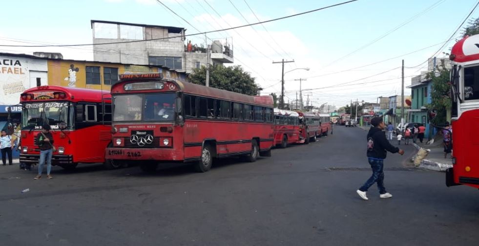 Usuarios se ha visto afectados constantemente por el paro de buses de la ruta 22 en Mixco. (Foto Prensa Libre: Comuna de Mixco).