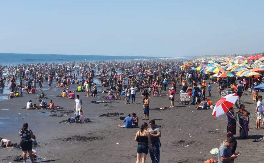 La playa del Puerto San José se encuentra concurrida por Año Nuevo. (Foto Prensa Libre: Enrique Paredes). 