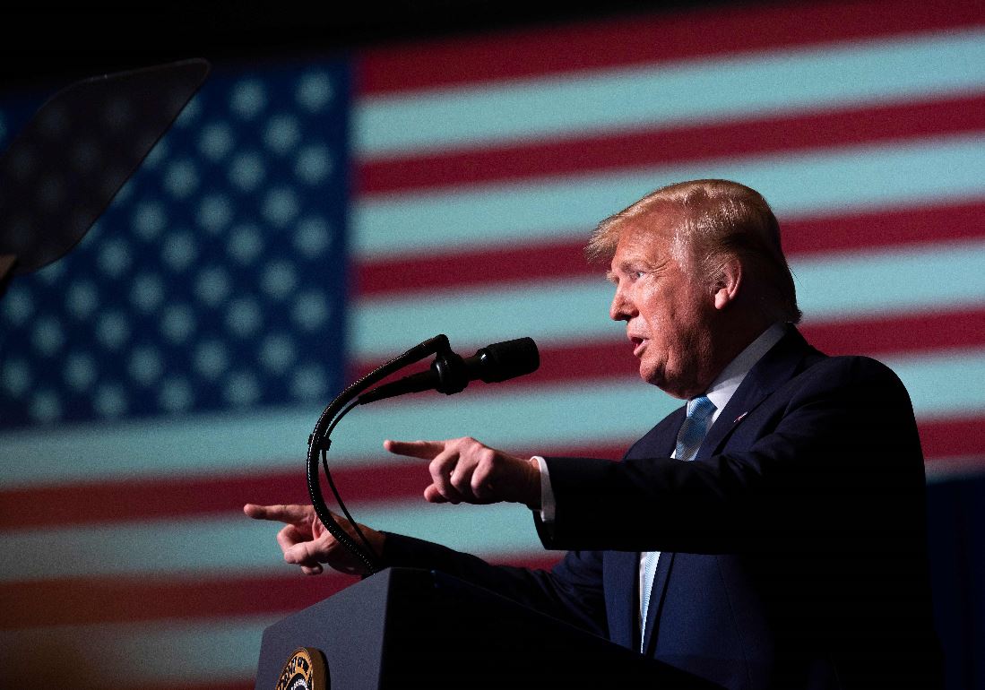 El presidente Donald Trump habla durante un evento de campaña 'Evangélicos para Trump' celebrado en el Ministerio Internacional Rey Jesús. (Foto Prensa Libre: AFP)