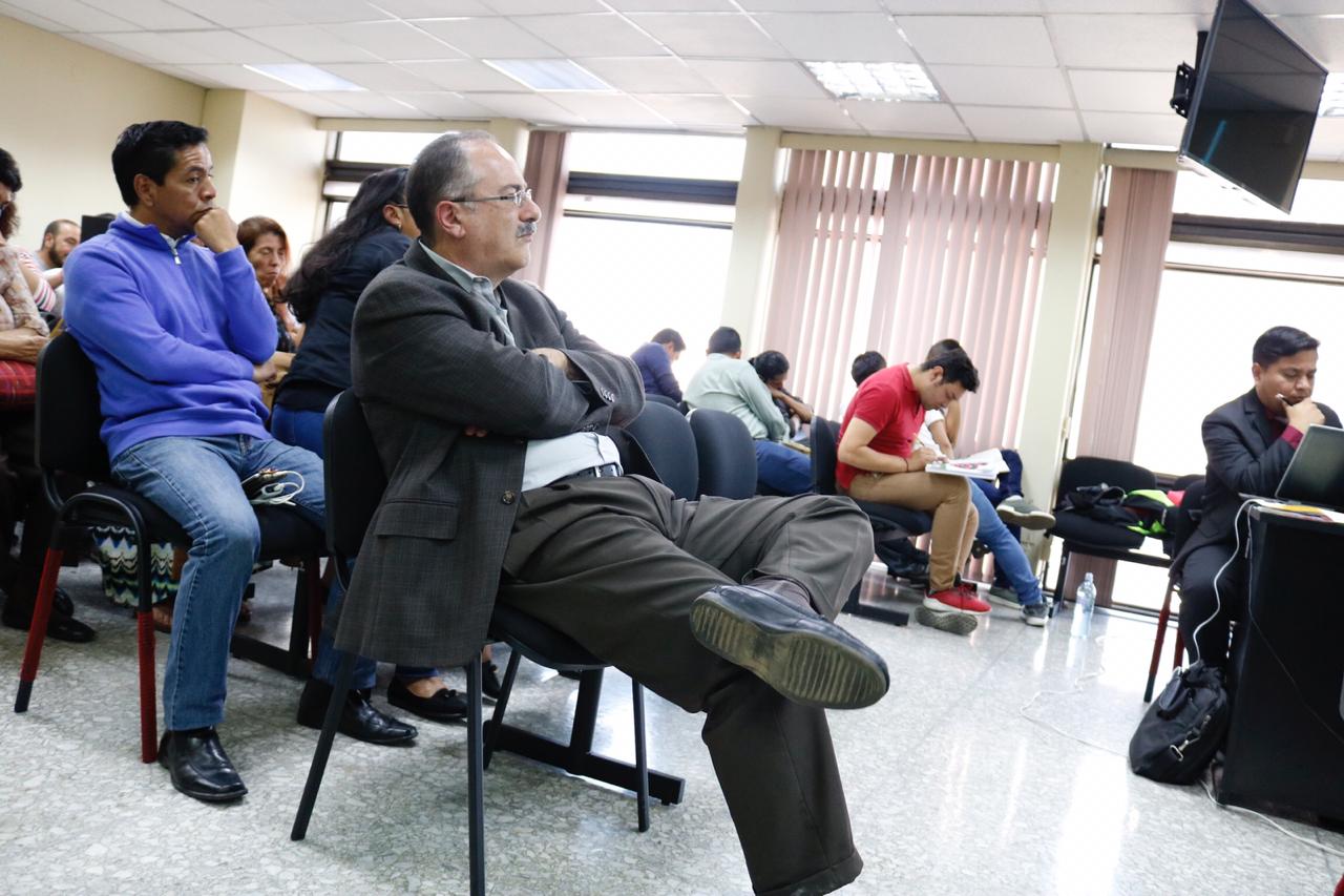El expresidente del Congreso Pedro Muadi escucha los argumentos de su abogado defensor. (Foto Prensa Libre: Fernando Cabrera)