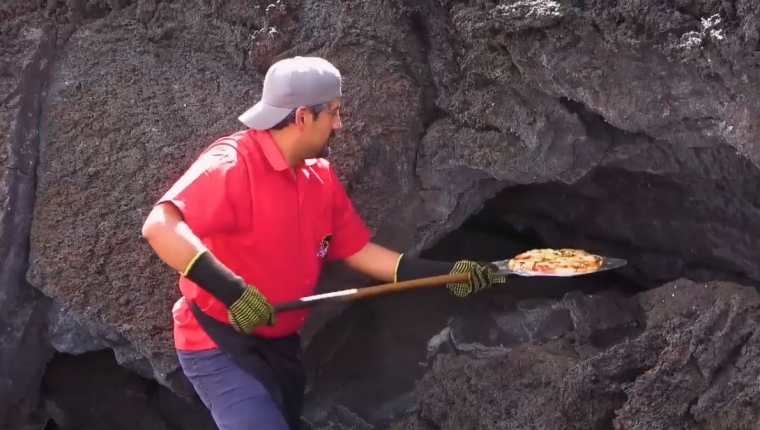 David García hornea su pizza en las cavernas que se han formado cerca al cráter del volcán Pacaya. (Foto Prensa Libre: Cortesía)