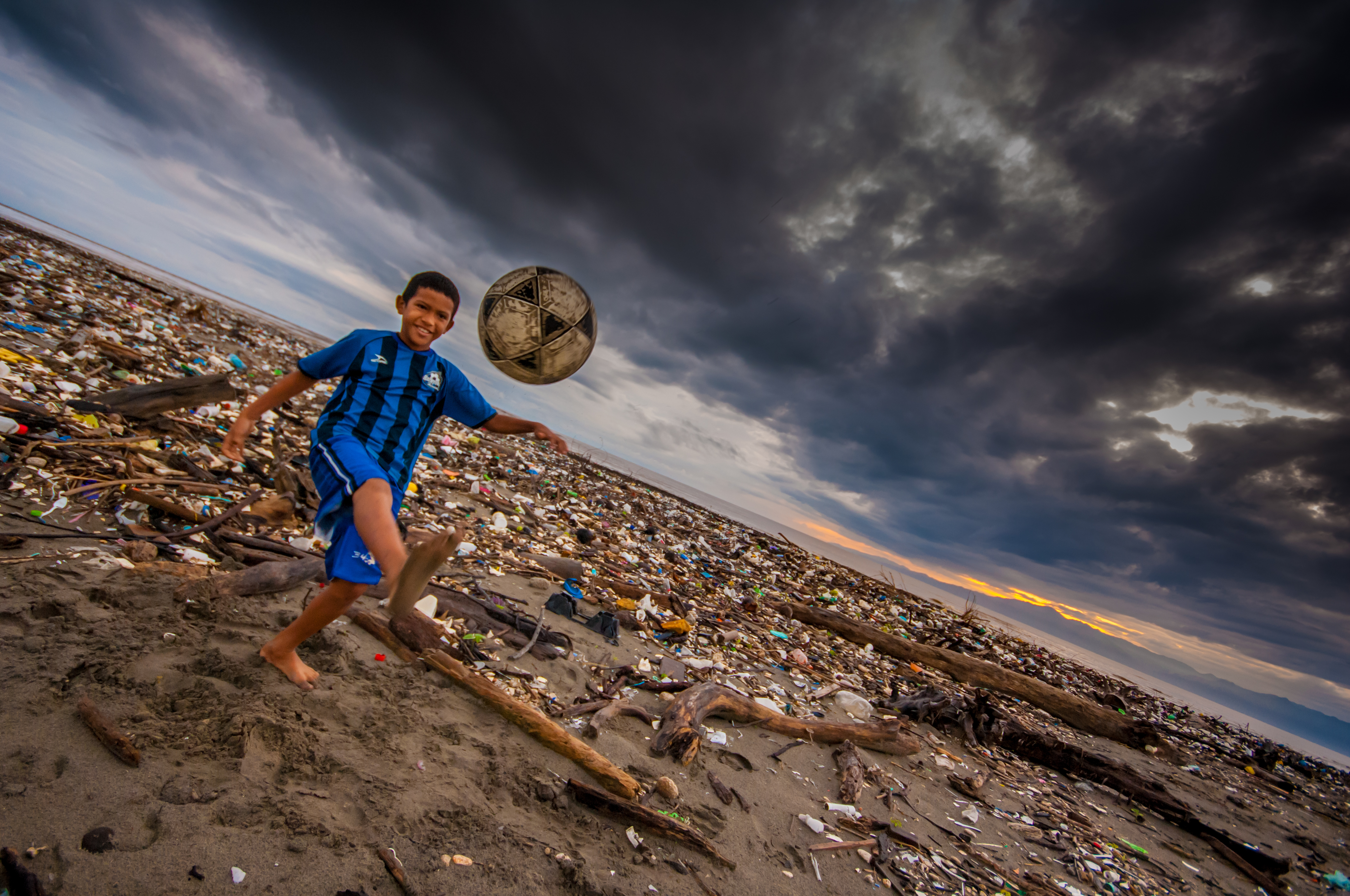 La contaminación por plástico causa preocupación a varios sectores de la sociedad. (Foto Prensa Libre: Cortesía Sergio Izquierdo)