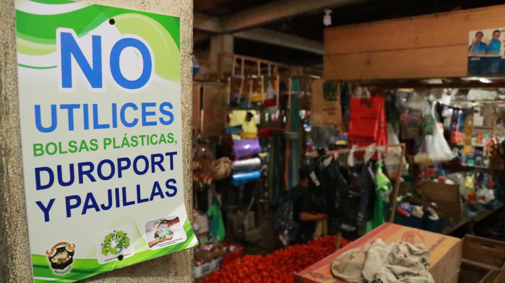 La Municipalidad de San Juan Bautista, Suchitepéquez, prohibió  el uso de bolsas de plástico y utensilios de duroport. (Foto Prensa Libre: Hemeroteca PL) 