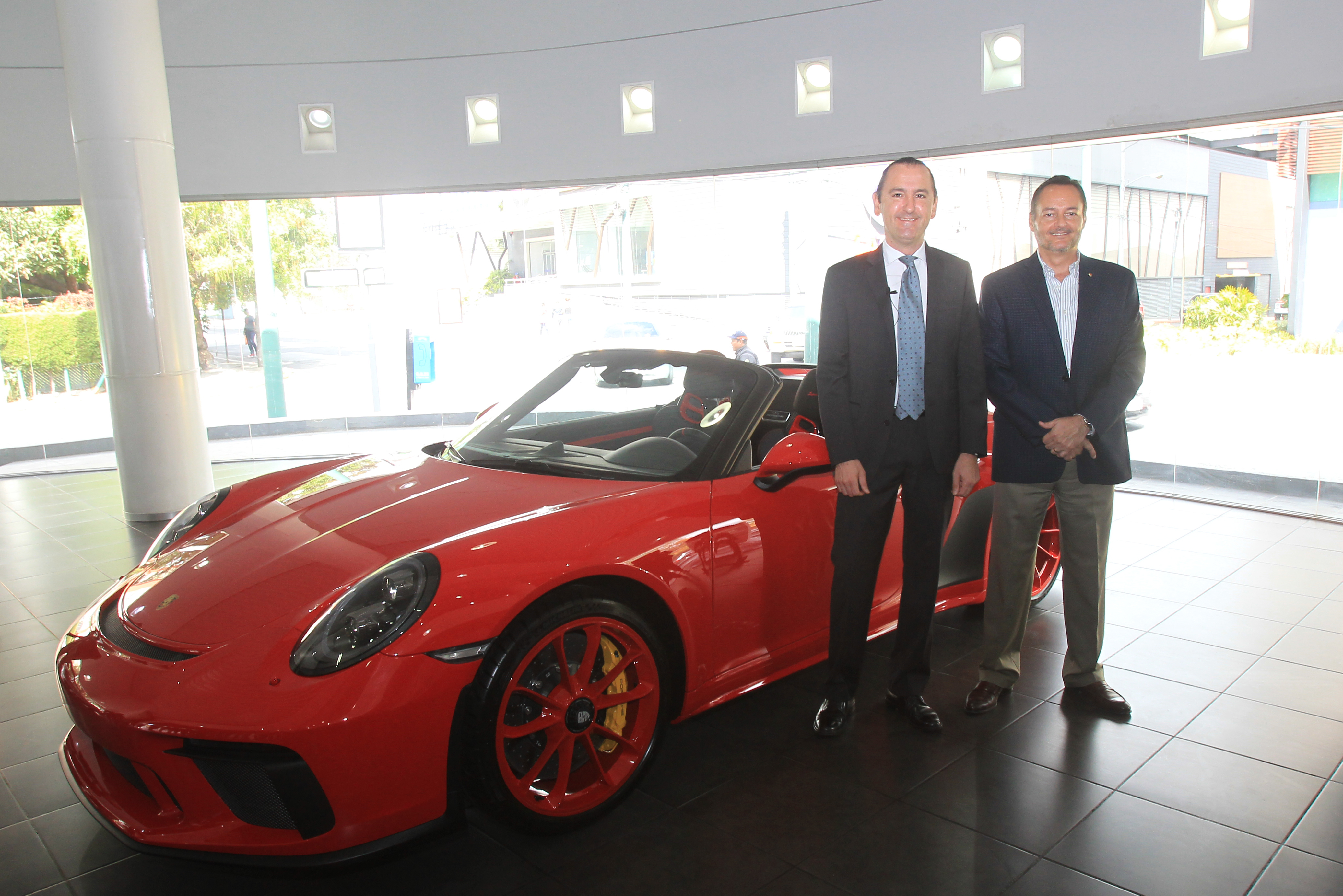 Diego Cuestas  y Miguel Castañeda representantes de Grupo Los Tres presentaron los dos vehículos Porsche 911 Speedster. (Foto Prensa Libre: Norvin Mendoza)