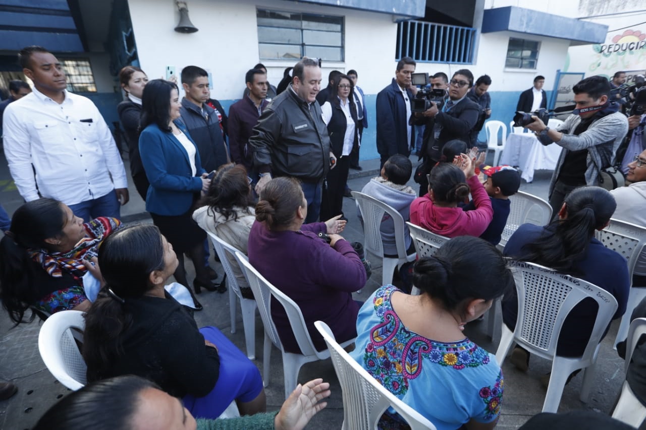 El presidente Alejandro Giammattei visita el Complejo para la Paz número 2 unidad escolar 25 de junio. (Foto Prensa Libre: Esbin García)