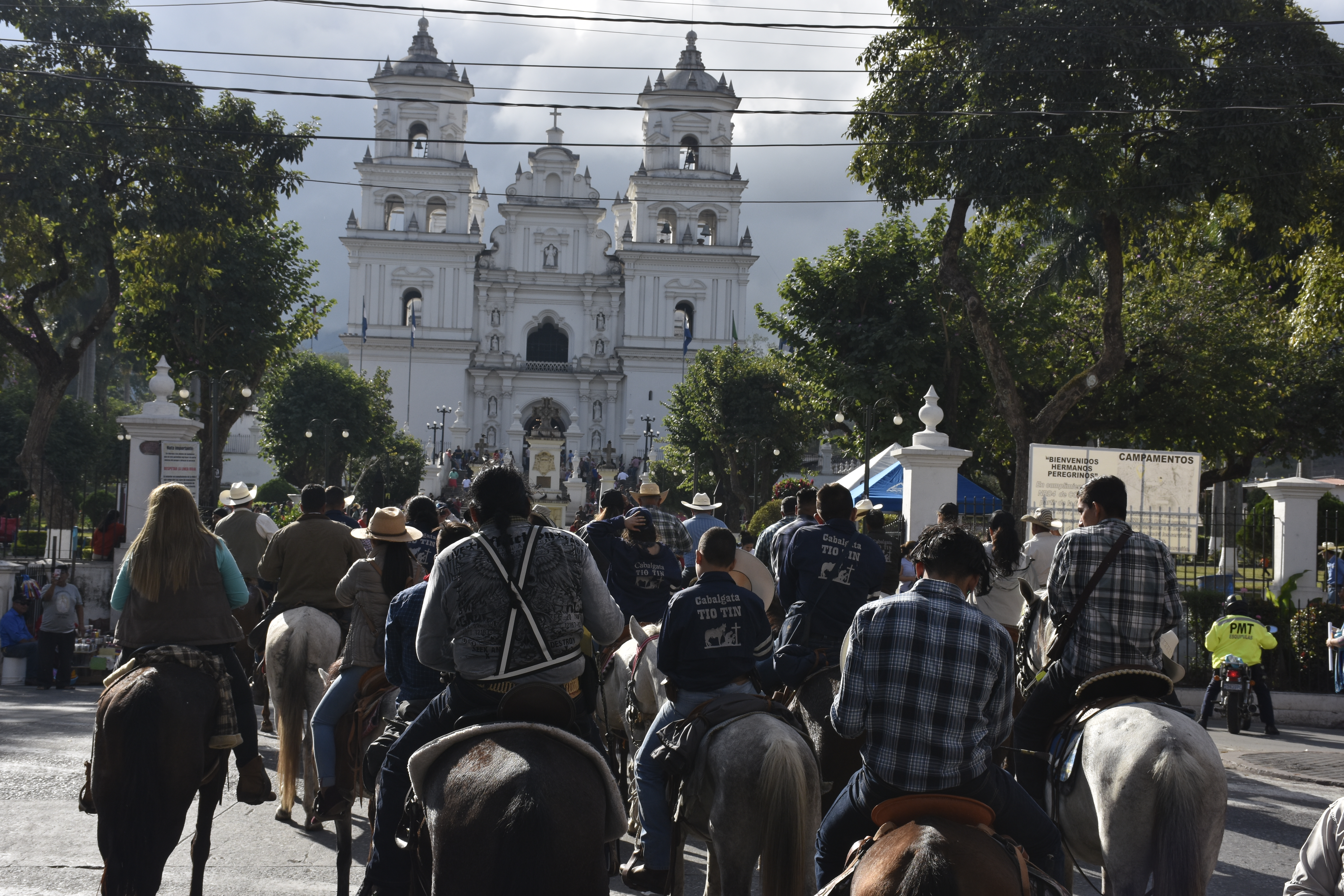 Ganaderos junto a sus familias llegan montados a caballo hasta el atrio de la Basílica de Esquipulas. (Foto Prensa Libre: Elizabeth Hernández).