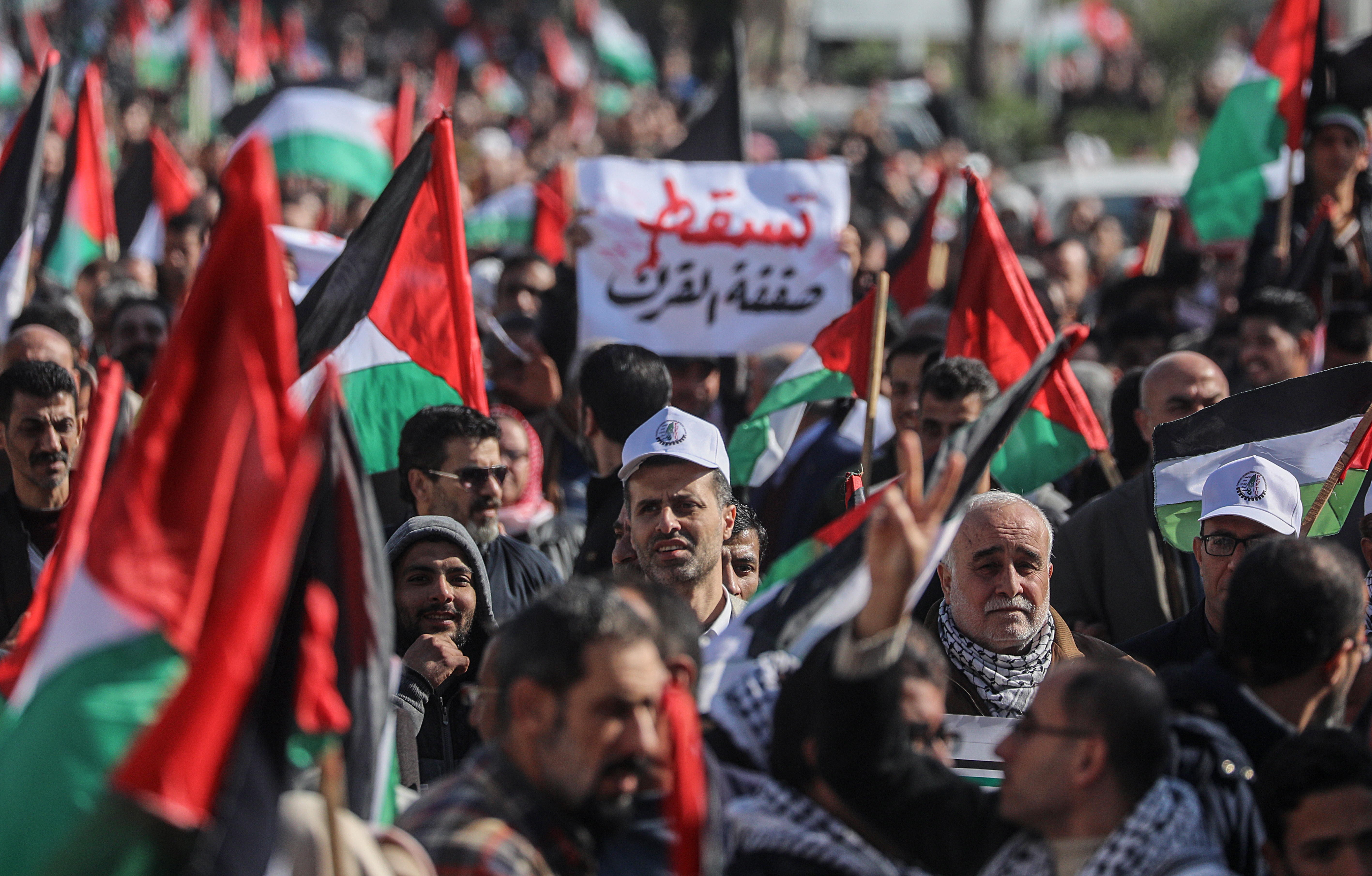 Palestinos protestan contra el "acuerdo del siglo" planteado por Trump. (Foto Prensa Libre: EFE)