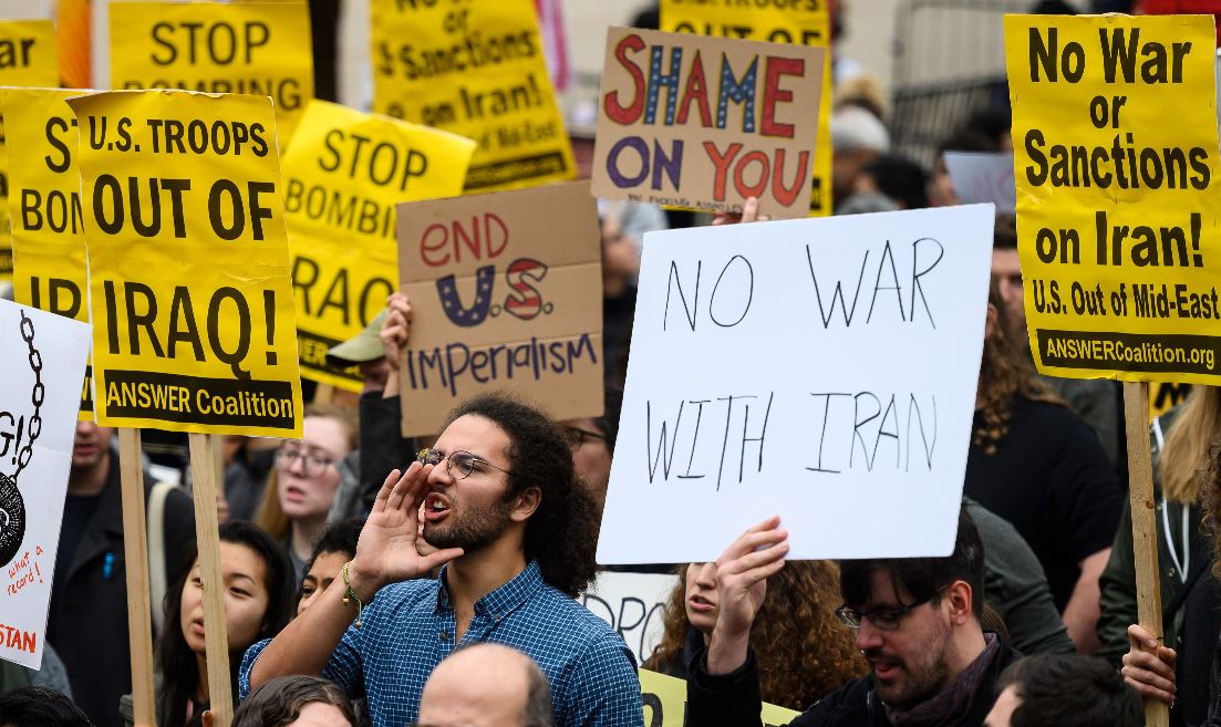 Marcha de protesta activista contra la guerra desde la Casa Blanca hasta el Trump International Hotel en Washington, DC. (Foto Prensa Libre: AFP).