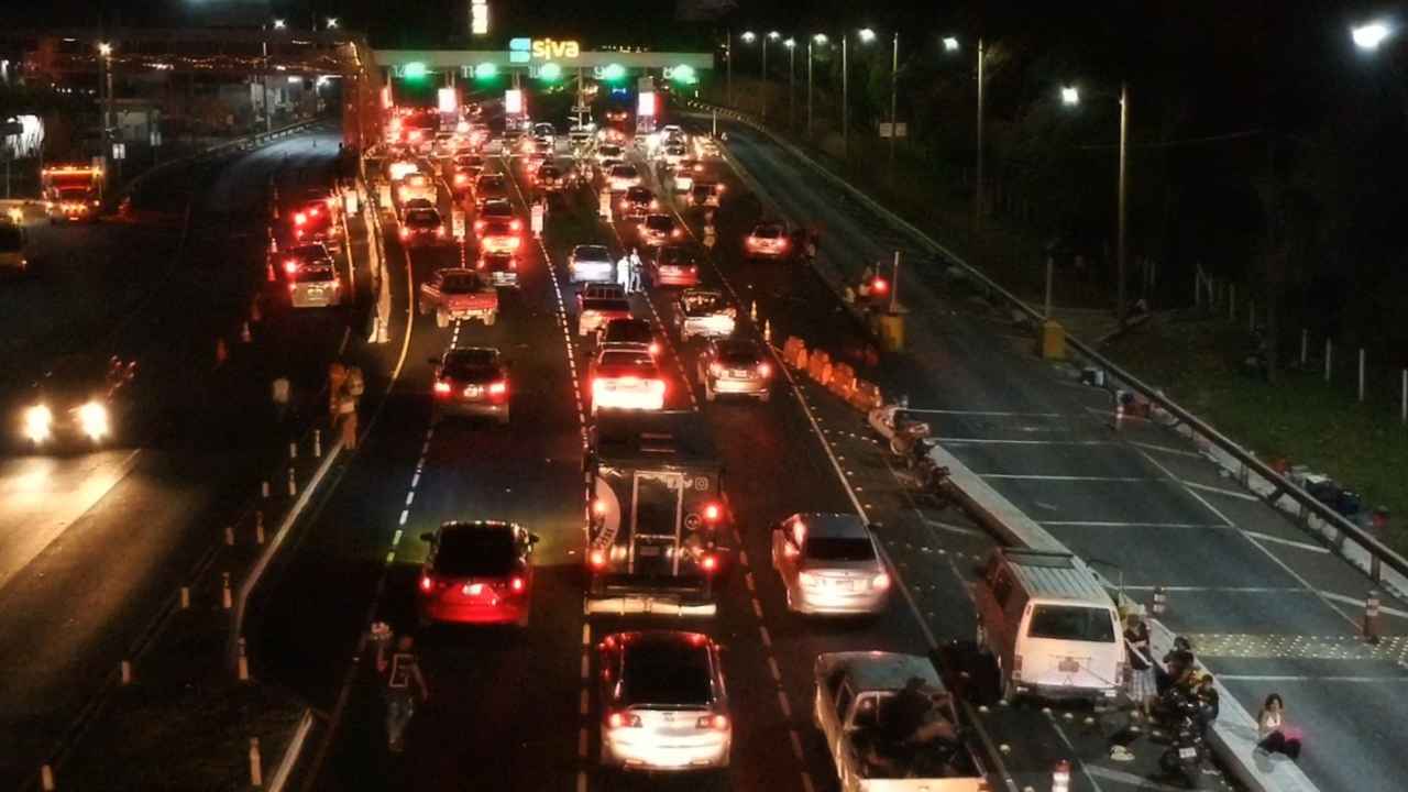 El masivo retorno de automovilistas abarrotaron este miércoles las garitas de peaje de la autopista Palín-Escuintla que conducen al norte del país. (Foto Prensa Libre: Carlos Paredes)