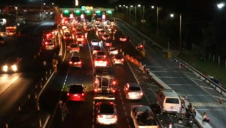 El masivo retorno de automovilistas abarrotaron este miércoles las garitas de peaje de la autopista Palín-Escuintla que conducen al norte del país. (Foto Prensa Libre: Carlos Paredes)