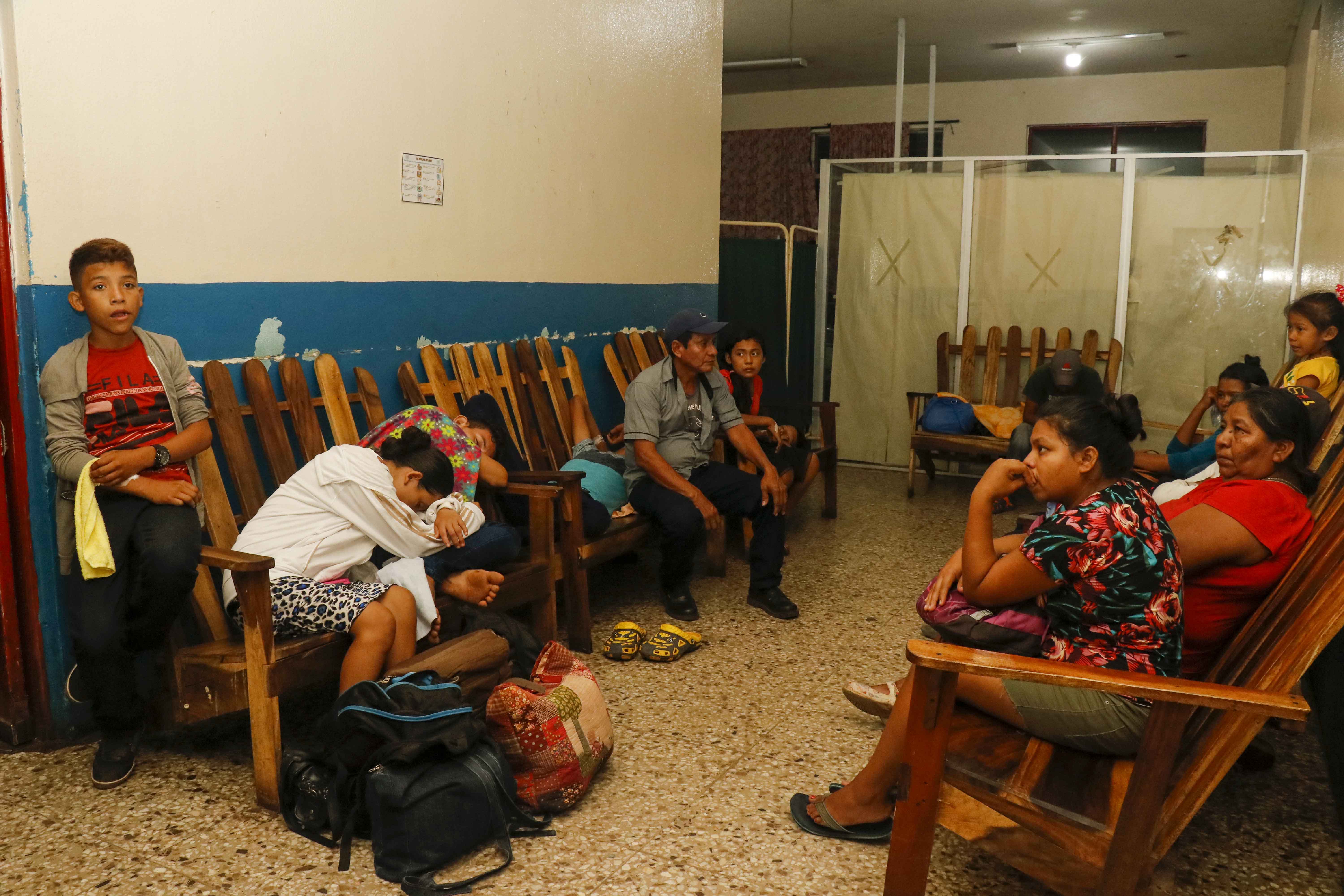 81 integrantes de una iglesia evangélica en Champerico, Retalhuleu, se intoxicaron al ingerir comida posiblemente en mal estado. (Foto Prensa Libre: Rolando Miranda)