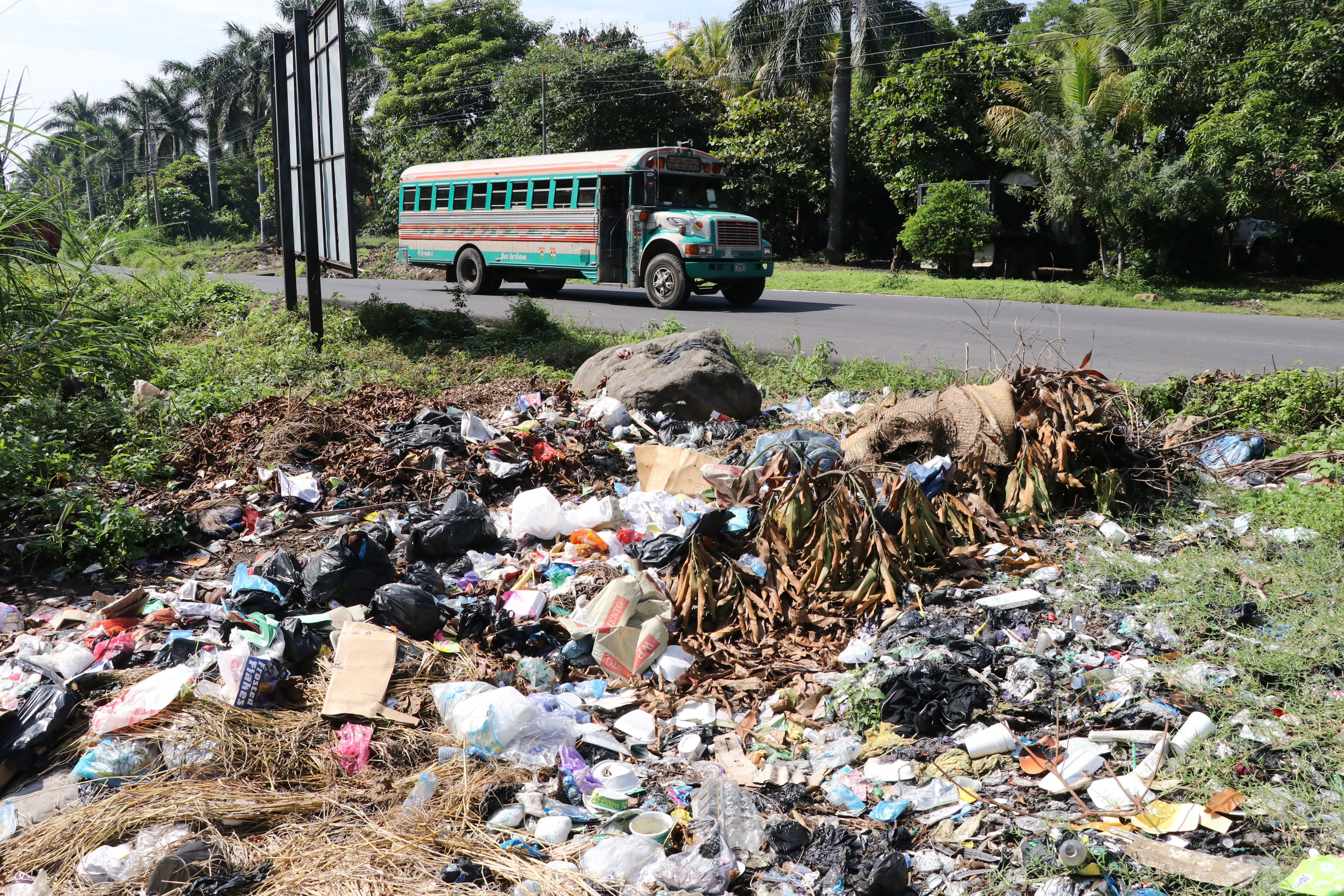 Cualquier sitio baldío es convertido en  basurero ilegal. (Foto Prensa Libre: Carlos Paredes)