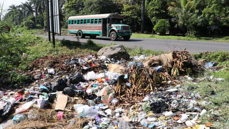 Cualquier sitio baldío es convertido en  basurero ilegal. (Foto Prensa Libre: Carlos Paredes)
