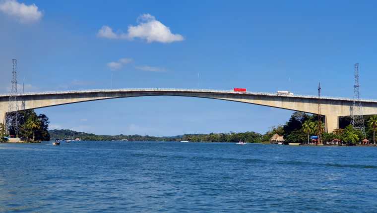 El puente de Río Dulce en la actualidad es el más grande de Guatemala, pero la falta de mantenimiento ha provocado daños estructurales según denuncian los vecinos. (Foto Prensa Libre: Dony Stewart)