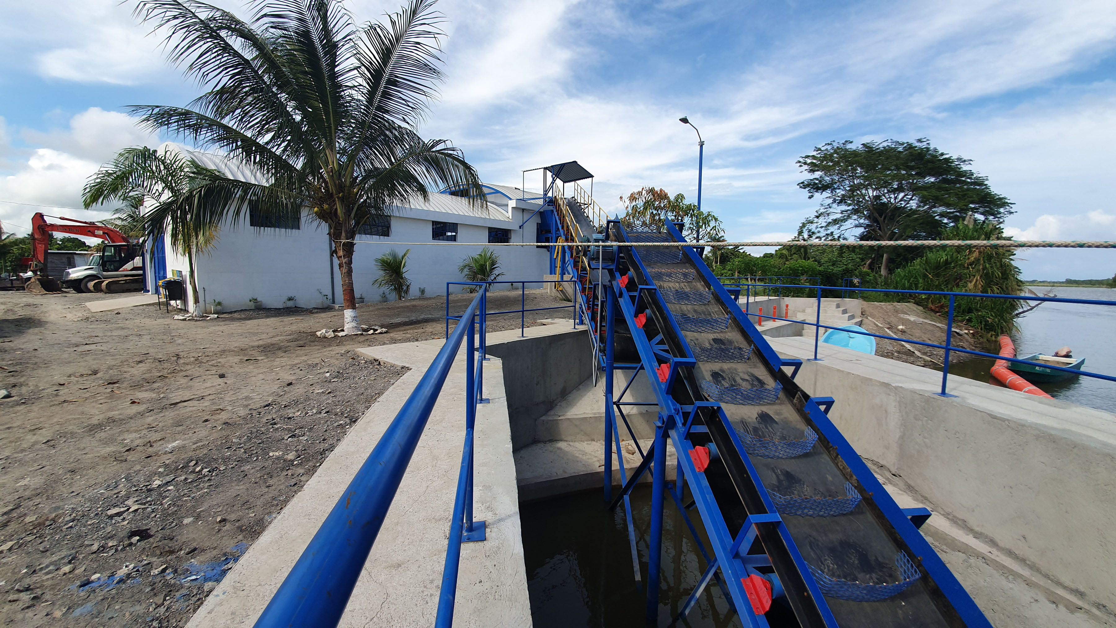 Un sistema industrial para retención de desechos sólidos se construyó en El Quetzalito, Puerto Barrios, Izabal, con lo que se busca retener basura en la desembocadura del Río Motagua. (Foto Prensa Libre: Dony Stewart)