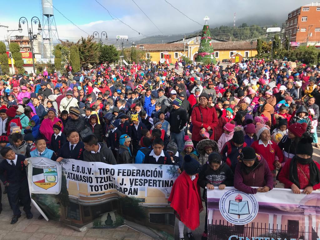 Cientos de estudiantes en Totonicapán participan del acto inaugural del ciclo escolar 2020. (Foto Prensa Libre:  José Chuc)  