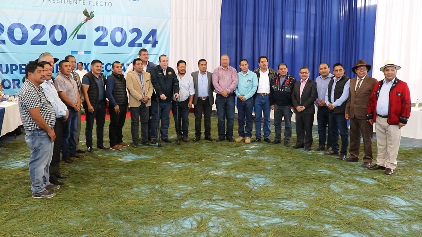 Alcaldes electos de Quiché durante una reunión con el presidente electro Alejandro Giammattei en Quiché. (Foto Prensa Libre: Héctor Cordero)