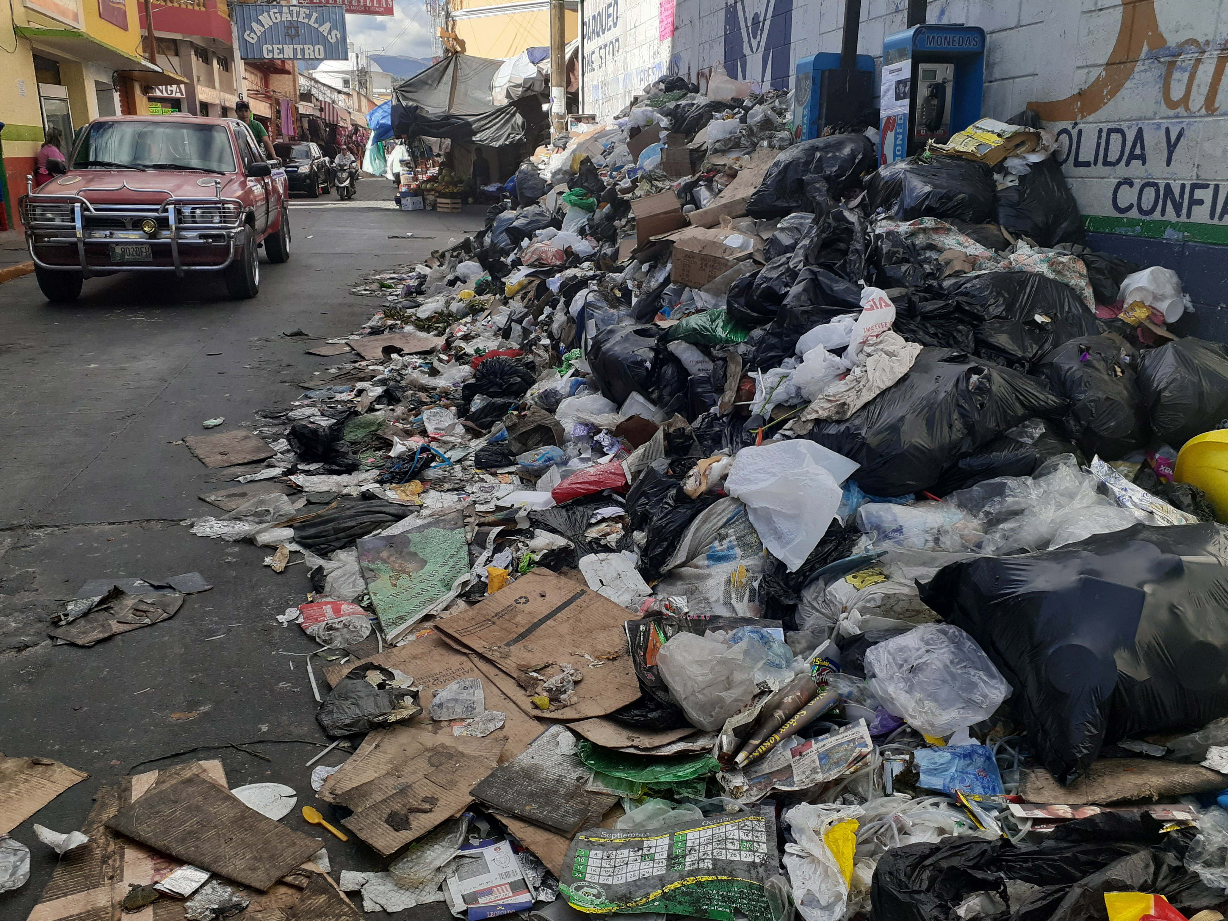 Desechos de todo tipo son apilados en una de las calles de la zona 1 de Huehuetenango. (Foto Prensa Libre: Mike Castillo)