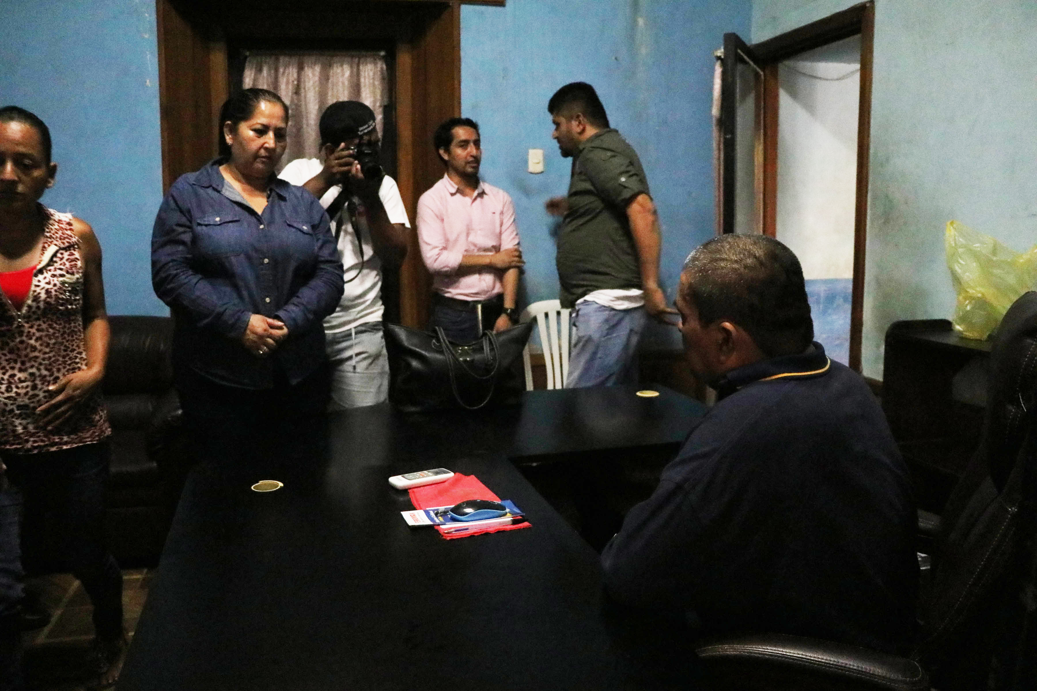 Dora Aldina Pérez, alcaldesa electa de La Democracia, dialoga con el actual alcalde, Marvin Carlos, para saber cómo se hará el cambio de mando. (Foto Prensa Libre: Carlos Paredes)