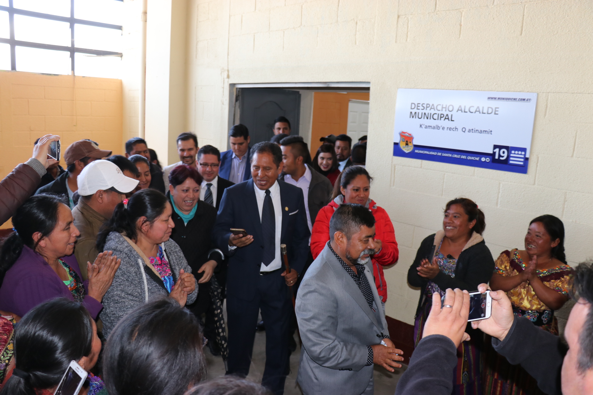 Francisco Pérez, de saco azul, sale del despacho municipal aplaudido por simpatizantes después de haber tomar el cargo para el periodo 2020 – 2024. (Foto Prensa Libre: Héctor Cordero)