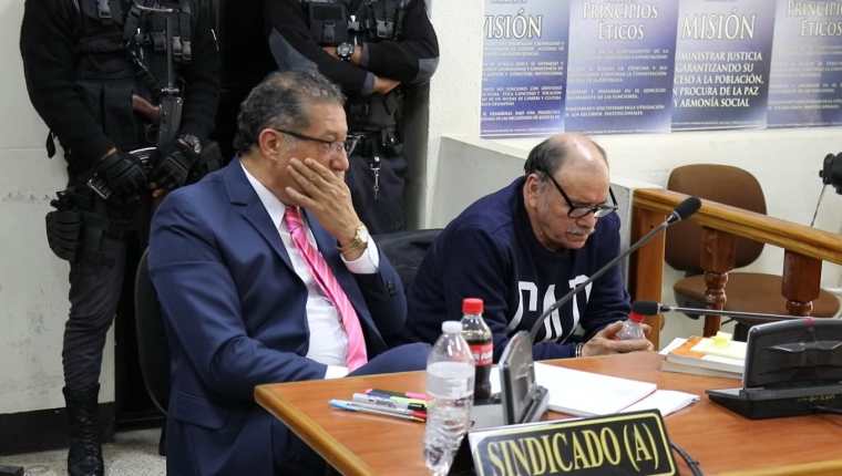 Juan Alecio Samayoa Cabrera – sudadero azul –  escucha la resolución de la jueza que lo favorecio con falta de mérito. (Foto Prensa Libre: Héctor Cordero)