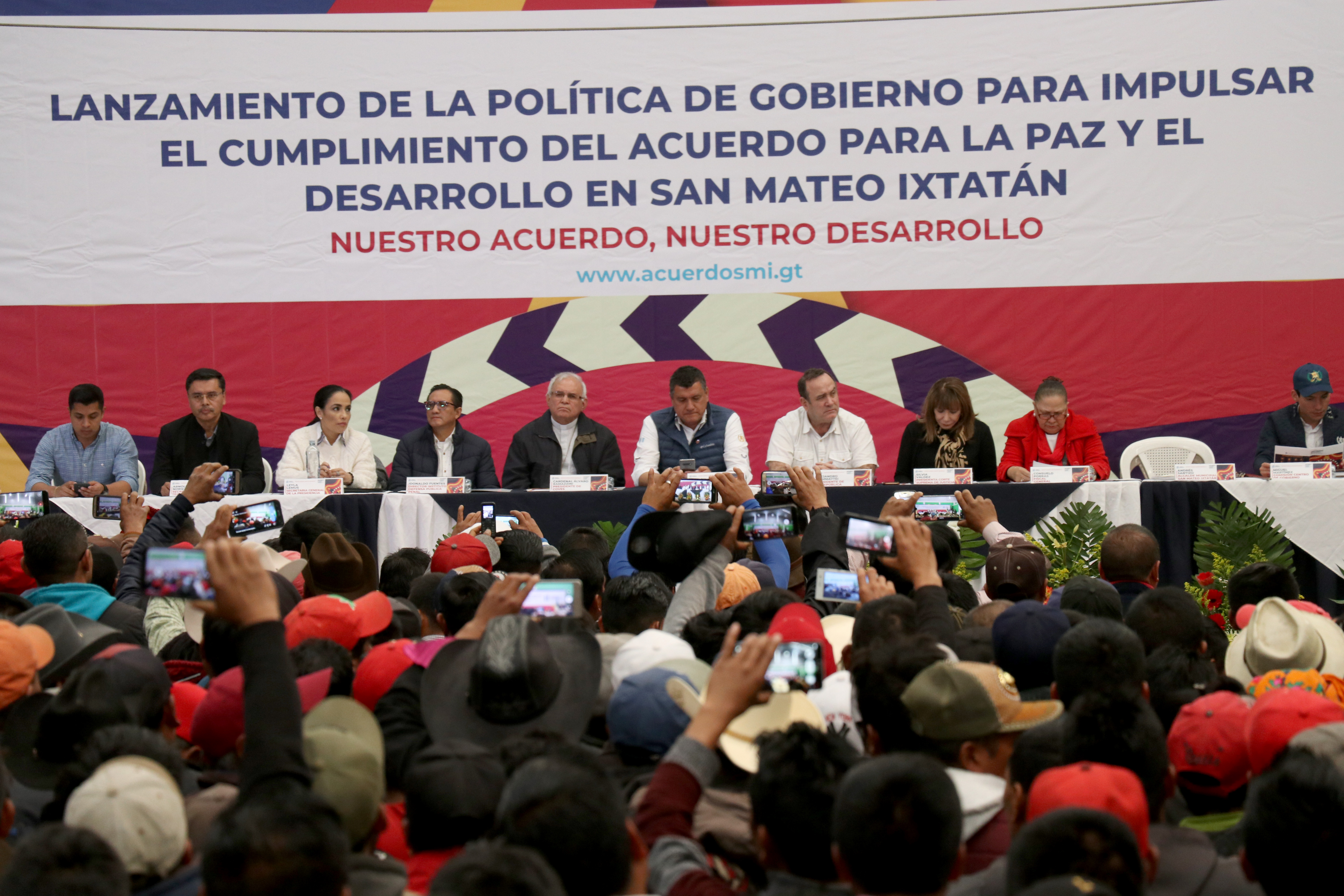 El gobierno de Alejandro Giammattei ratifio el acuerdo de Paz y Desarrollo de San Mateo Ixatatán, donde arrancaron varias obras viales. (Foto Prensa Libre: Mike Castillo)