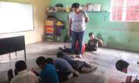 Los estudiantes de la Escuela La Esperanza reciben clases en el suelo ante la falta de escritorios.  (Foto Prensa Libre: Dony Stewart)