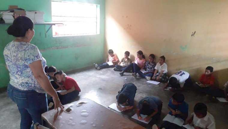 Estudiantes de la Escuela La Esperanza, Puerto Barrios, Izabal, reciben clases en el suelo ante la falta de escritorios. (Foto Prensa Libre: Dony Stewart)